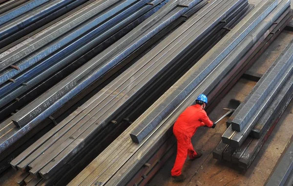 2014年3月19日 中国工人在中国东北辽宁省大连市东北特钢集团有限公司的一家工厂加工钢筋 — 图库照片