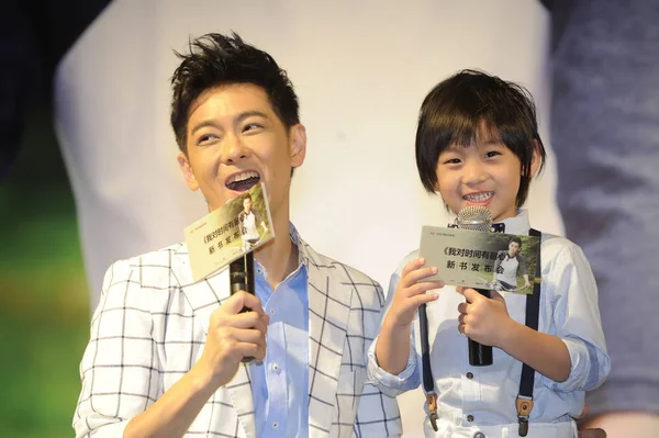 Chanteur Acteur Taïwanais Jimmy Lin Gauche Son Fils Kimi Sourient — Photo