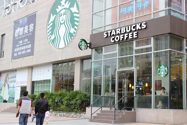 2013年11月11日 在中国东南部福建省厦门市 行人走过星巴克咖啡咖啡馆 — 图库照片