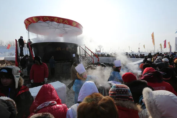 Yerel Halk Kangping Ilçesinde Shenyang Kış Balıkçılık Festivali Sırasında Çorbalar — Stok fotoğraf