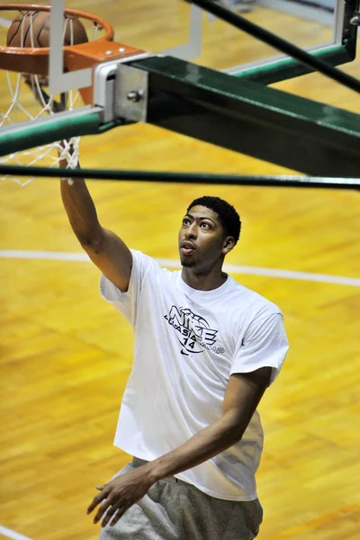 アメリカのバスケットボール選手アンソニー デイビスダンクのトレーニングセッション中に2014ナイキのすべてのアジアのバスケットボールキャンプの中広州市 南中国広東省 月2014 — ストック写真