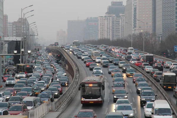 Massas Veículos Movem Lentamente Engarrafamento Uma Estrada Pequim China Janeiro — Fotografia de Stock