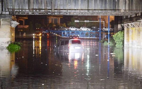 Ein Lieferwagen Steht Halb Unter Wasser Auf Einer Überfluteten Straße — Stockfoto