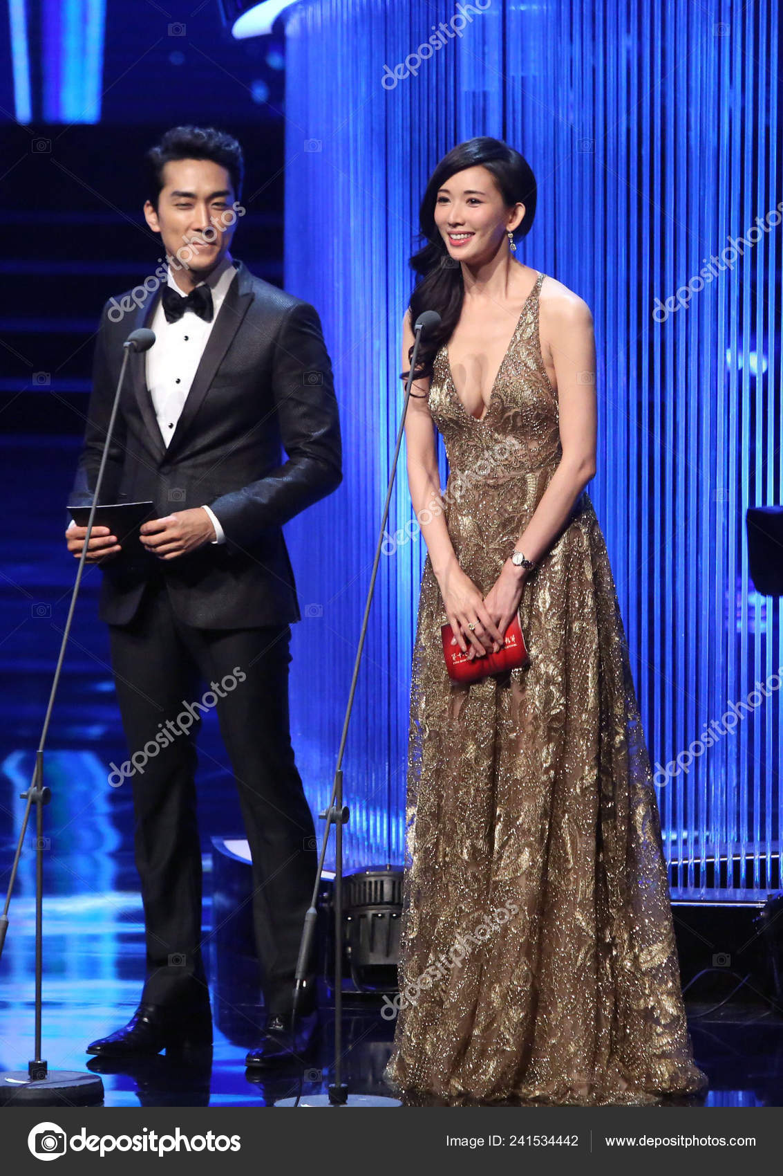 韩国演员宋承宪和台湾模特兼女星林志玲出席14年6月14日在中国上海举行的第十七届上海国际电影节开幕式 图库社论照片 C 韩国演员宋承宪和台湾模特兼女星林志玲出席14年6月14日在中国上海举行的第十七届上海国际电影节开幕式 图库社论照片 C