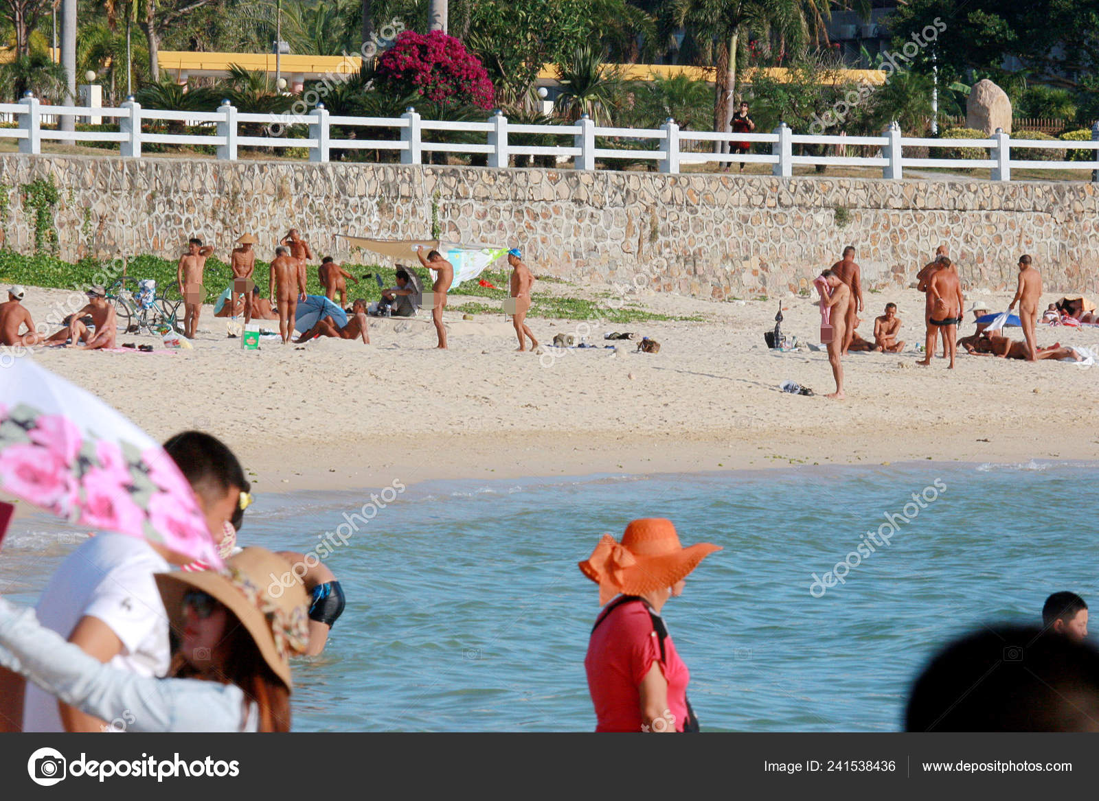 china nudist ヌーディストは 南中国海南省の南中国海南省のビーチで日差しを浴びる 2014年2月1日 —  ストック編集用写真©ChinaImages#241538436