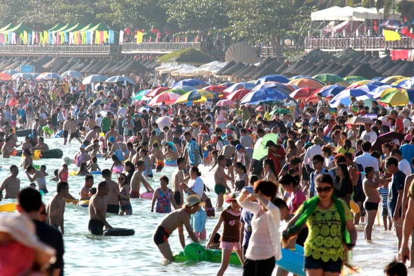 Tourists Crowd Beach Resort Chinese Lunar New Year Holiday Spring — Stock Photo, Image