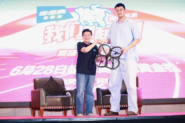 Retired Chinese Basketball Superstar Yao Ming Right Shakes Hands Chinese — Stock Photo, Image