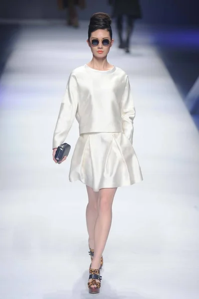 모델은 2014 베이징 2014 Viscap 컬렉션 패션쇼에서 디자이너 새로운 창조를 — 스톡 사진
