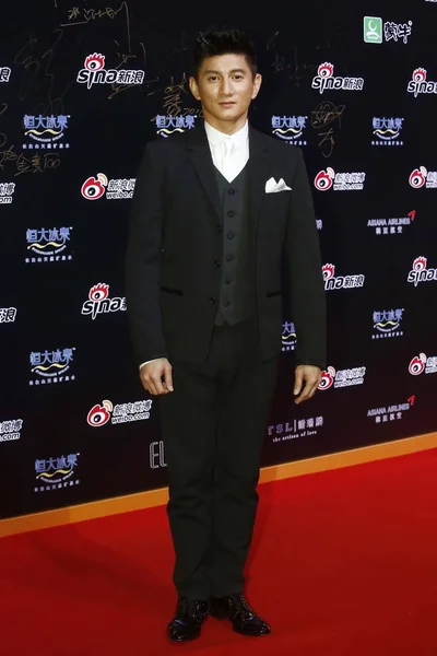 Acteur Taïwanais Nicky Pose Alors Arrive Gala Sina Weibo 2013 — Photo