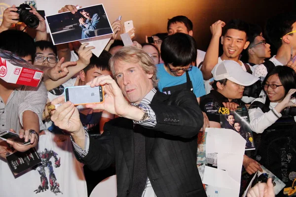 American Director Michael Bay Front Takes Selfies Fans Red Carpet — Stock Photo, Image