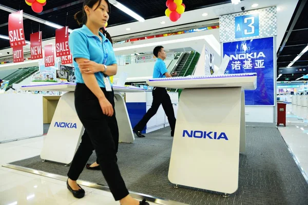 Εργαζόμενοι Εμφανίζονται Στον Πάγκο Της Nokia Ένα Κατάστημα Στη Χανγκζού — Φωτογραφία Αρχείου