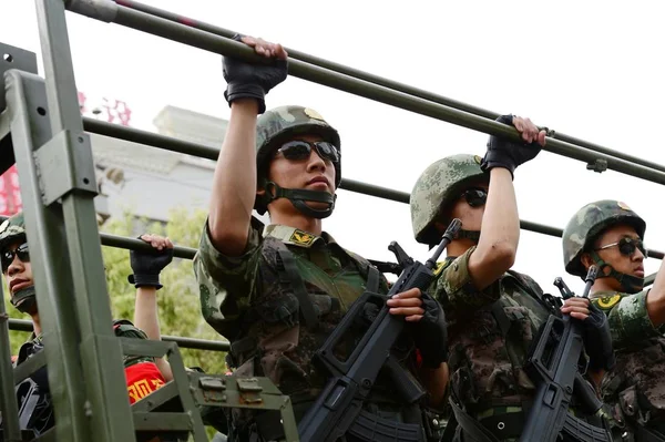 Bewaffnete Chinesische Paramilitärpolizisten Stehen Auf Einem Streifenwagen Während Einer Stadtpatrouille — Stockfoto