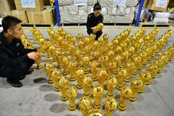 Agentes Aduaneiros Chineses Contam Troféus Falsos Copa Mundo Que Apreenderam — Fotografia de Stock