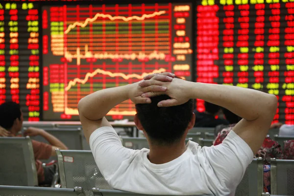 Investor Cina Melihat Indeks Saham Dan Harga Saham Merah Untuk — Stok Foto