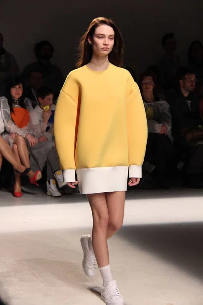 Modell Visar Skapelse Jacquemus Höst Vinter 2014 Modevisning Paris Fashion — Stockfoto