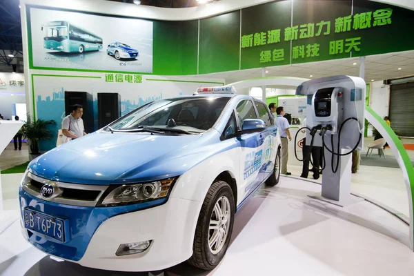 Látogató Nézi Egy Elektromos Taxit Byd Alatt China International Akkumulátor — Stock Fotó