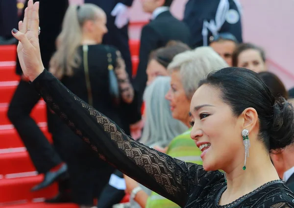 Κινέζα Ηθοποιός Gong Κύματα Όπως Αυτή Φτάνει Στην Εναρκτήρια Εκδήλωση — Φωτογραφία Αρχείου