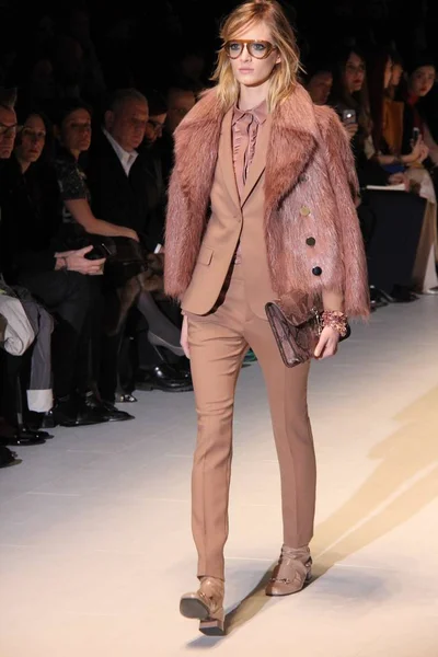 Modelo Exibe Uma Nova Criação Desfile Moda Gucci Fall Winter — Fotografia de Stock