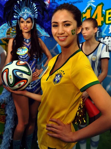 Une Showgirl Vêtue Une Chemise Football Équipe Nationale Brésilienne Pose — Photo