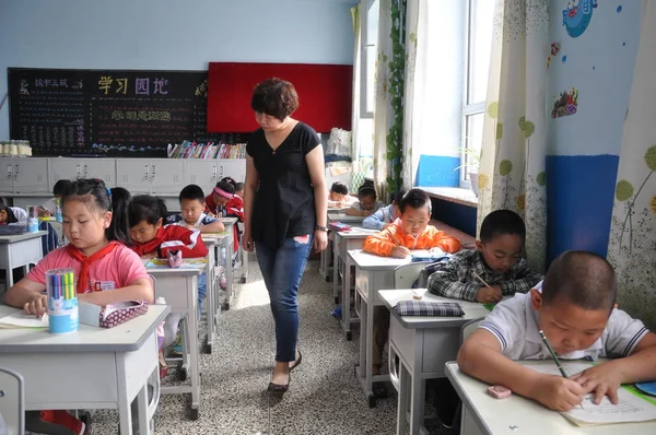 Professor Chinês Anda Por Enquanto Alunos Estão Fazendo Exame Matemática — Fotografia de Stock