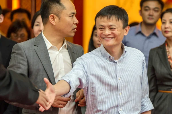 Jack Yun Front Right Ordförande Alibaba Group Ler När Han — Stockfoto