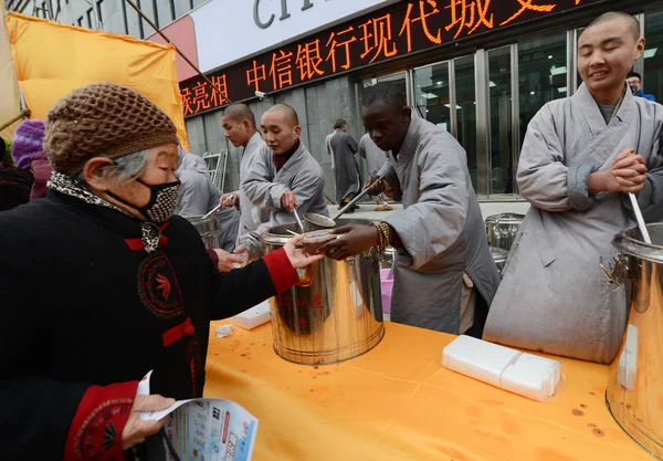 Monjes Extranjeros Chinos Del Templo Shaolin Distribuyen Gachas Laba Los —  Fotos de Stock