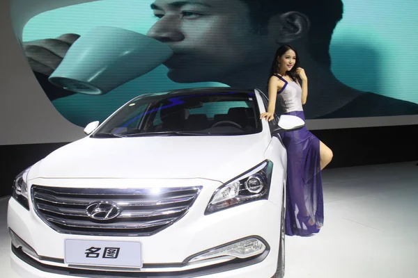 Een Sexy Model Vormt Met Een Hyundai Mistra Tijdens 2014 — Stockfoto