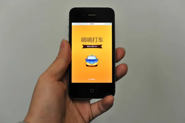 Житель Китая Использует Приложение Бронирования Такси Didi Dache Своем Смартфоне — стоковое фото