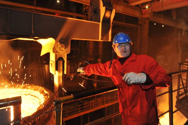 Een Chinese Arbeider Test Temperatuur Van Gesmolten Staal Bij Een — Stockfoto