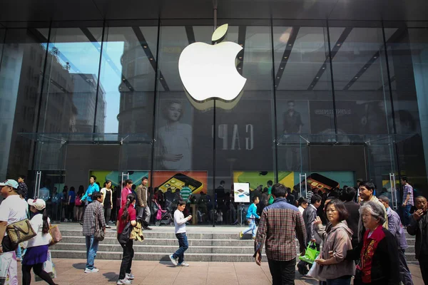 Πεζοί Περπατούν Πέρα Από Apple Store Στον Εμπορικό Δρόμο Nanjing — Φωτογραφία Αρχείου