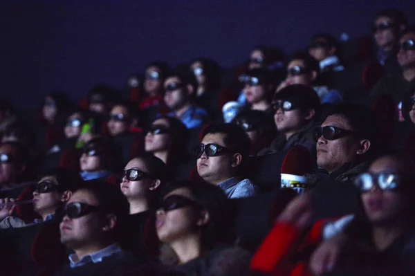 Čínští Filmaři Brýlích Sledují Film Kině Shijiazhuang City Provincii Severní — Stock fotografie