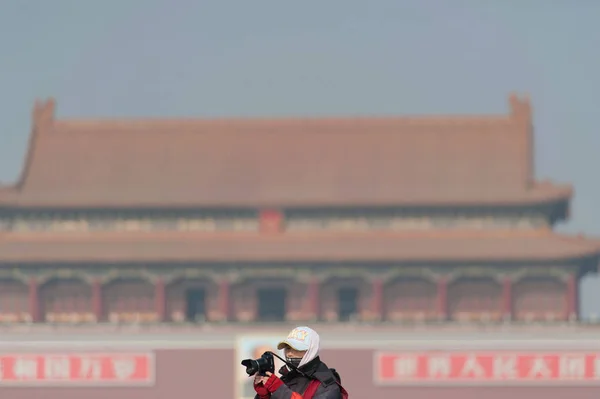 Турист Маске Фотографируется Площади Тяньаньмэнь Тяжелым Смог Пекине Китай Января — стоковое фото
