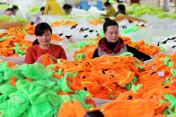 Las Trabajadoras Chinas Fabrican Juguetes Para Ser Exportados Los Estados — Foto de Stock