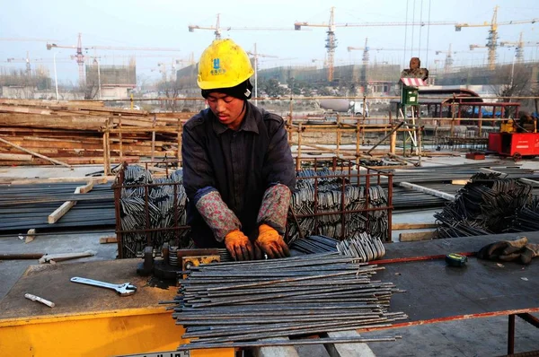 Ein Chinesischer Wanderarbeiter Arbeitet Auf Der Baustelle Eines Immobilienprojekts Der — Stockfoto