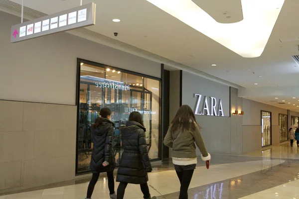Pedestres Passam Por Uma Loja Zara Shopping Center Pequim China — Fotografia de Stock