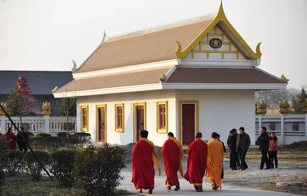 Los Monjes Caminan Hacia Templo Budista Estilo Tailandés Dentro Del —  Fotos de Stock