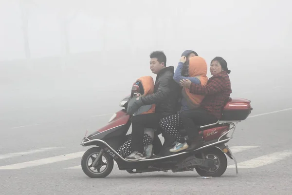 Una Famiglia Cinese Guida Una Bici Elettrica Una Strada Nello — Foto Stock