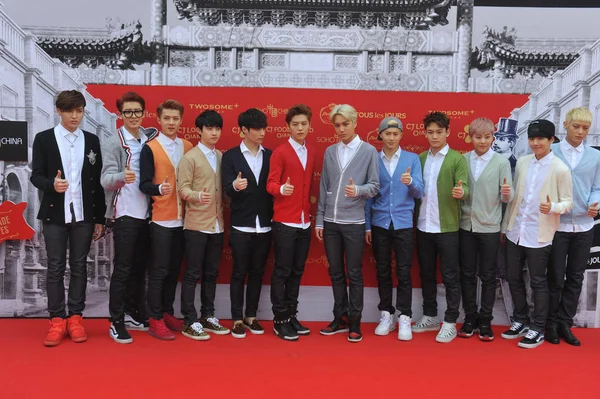 Miembros Del Grupo Pop Coreano Chino Exo Posan Mientras Llegan —  Fotos de Stock