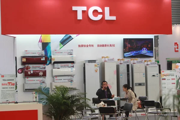Visitantes Sentam Estande Tcl Durante Exposição Mundial Eletrodomésticos Awe 2013 — Fotografia de Stock