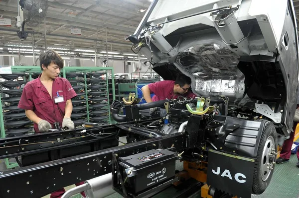 Kinesiska Arbetare Montera Lastbil Monteringslinjen Auto Plant Anhui Jianghuai Automobile — Stockfoto