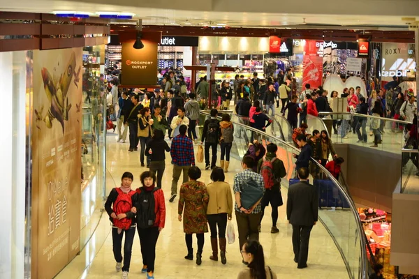 2013年1月12日 中国香港一家购物中心 顾客被看到 — 图库照片