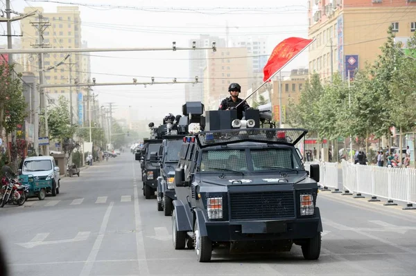 Swat Police Officers Armed Guns Stand Patrol Vehicles City Patrol — Stock Photo, Image