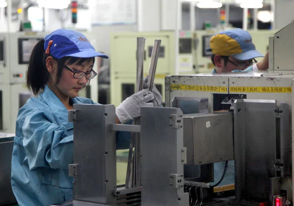 Trabajadores Chinos Trabajan Planta Nantong Fujitsu Microelectronics Ltd Ciudad Nantong —  Fotos de Stock