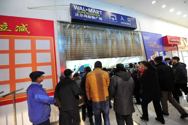 Clientes Chinos Inundan Supermercado Walmart Que Cerrará Ciudad Luoyang Provincia — Foto de Stock