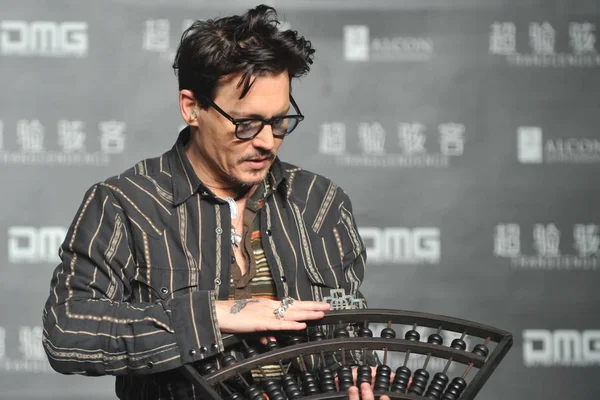 Amerikaans Acteur Johnny Depp Probeert Een Chinese Abacus Tijdens Een — Stockfoto