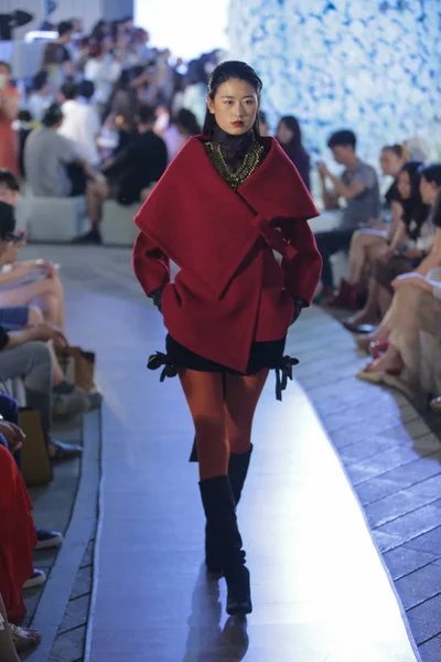 モデルは 2014 Plitzs ニューヨーク ファッション週中国北京 2014 日中に純 ファッション ショーで新しい創造を表示されます — ストック写真
