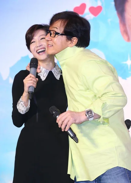 Actor Hong Kong Jackie Chan Derecha Posa Con Presentadora Televisión — Foto de Stock
