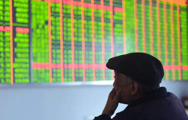 Investor Cina Tampak Khawatir Saat Melihat Harga Saham Merah Untuk — Stok Foto
