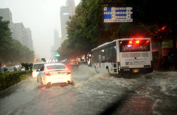 Járművek Futnak Elárasztott Úton Okozta Heves Esőzések Typhoon Matmo Hangzhou — Stock Fotó