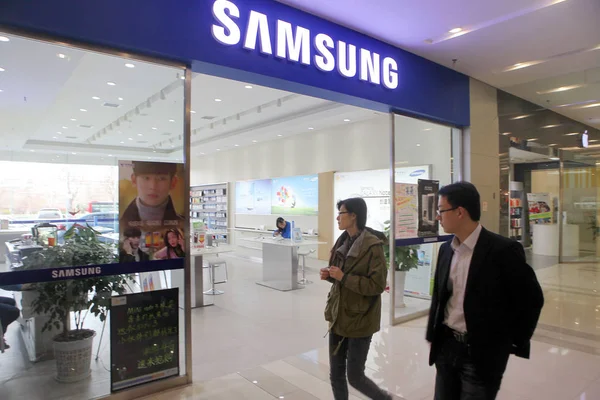 File Fußgänger Gehen Einem Handyspeicher Von Samsung Der Stadt Rizhao — Stockfoto